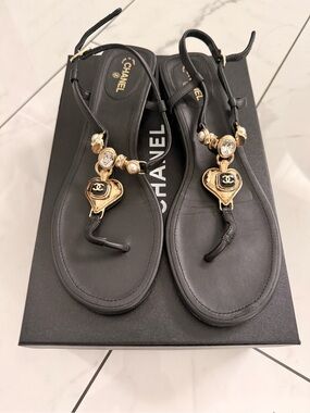 CHANEL Heart CC Embellished Thong Sandal – Black/Gold | EU 40